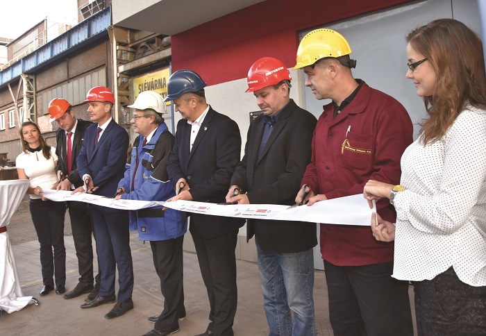 Slévárny taví v nových moderních indukčních pecích