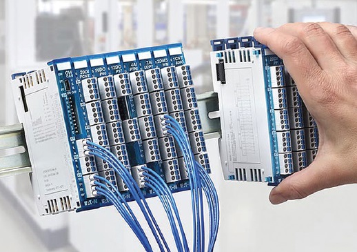 Ultrakompaktní modulární systém vstupů a výstupů společnosti Eaton pomáhá konstruktérům strojů ušetřit prostor, náklady a práci při instalaci a údržbě