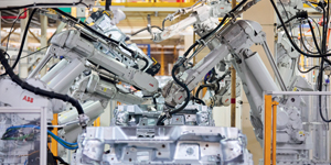 Společnost ABB je předním dodavatelem průmyslových robotů, modulárních výrobních systémů a služeb pro automobilový průmysl