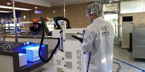 Proti koronaviru bojují v nemocnicích i roboty