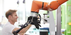 Výrobce robotů Hanwha vstoupil na český trh