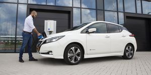 Inteligentní systém nabíjení ABB umožní elektromobilům vracet elektřinu zpět do sítě