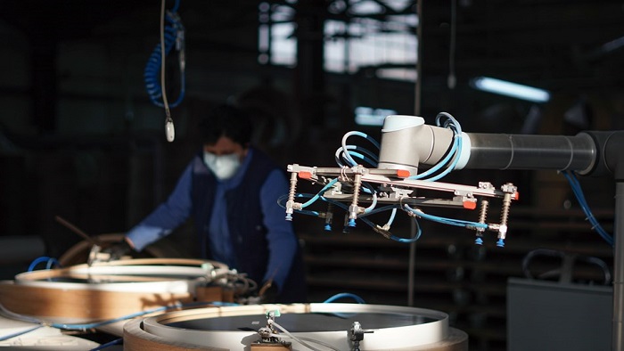 Díky kolaborativním robotům UR10 zvýšila společnost Becker produktivitu výroby v procesech nanášení lepidel a montáže
