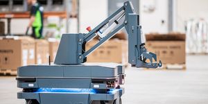 Mobile Industrial Robots představuje unikátní řešení pro přepravu nákladních vozíků MiR250 Hook