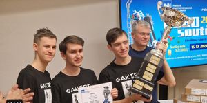Vítězem Robosoutěže 2023 pro střední školy se stal tým SAKIRI z Benešova. Jejich robot ve finále bravurně stavěl věže z kostiček
