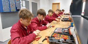 Firmy v železničním průmyslu nabízejí stovky pracovních míst pro letošní absolventy technicky zaměřených středních škol