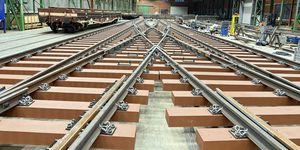 DT – Výhybkárna a strojírna vyrobila dvojitou kolejovou spojku na syntetických pražcích pro dopravní podnik Ruhrbahn GmbH se sídlem v německém Essenu