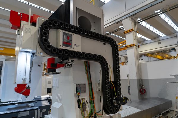 Powermill G3 HPC3: portálová frézka od firmy EMCO Mecof, která kombinuje robustnost a všestrannost