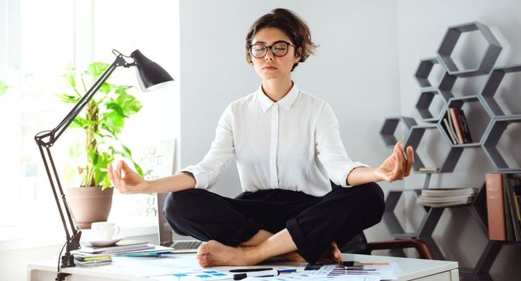 Dlouhodobé sezení zabíjí pracovní produktivitu i zdraví, varuje studie