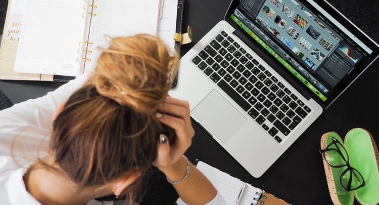 Meetingy jako nový stres v práci. Vědci mluví o „poradové kocovině“