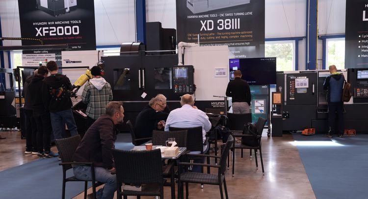 Profika předvedla nové stroje i adaptovanou robotickou buňku, zájem byl o automatizaci