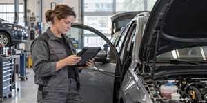 JenPráce.cz: Automotive rozevírá mzdové nůžky. Nejvíce si polepšili lidé kolem automatizace a elektroniky