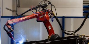 Robotizace zrychluje, univerzálním řešením ale není. Český průmysl hledá hranici mezi automatizací a lidskou prací