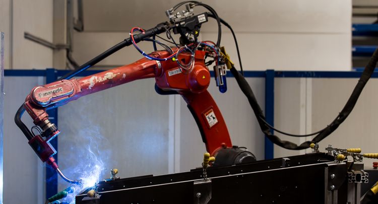 Robotizace zrychluje, univerzálním řešením ale není. Český průmysl hledá hranici mezi automatizací a lidskou prací